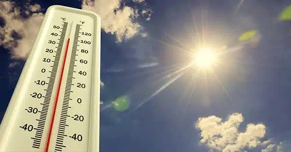 Cielo soleada con un termómetro que marca temperaturas altas de 30, 40 y 50 grados