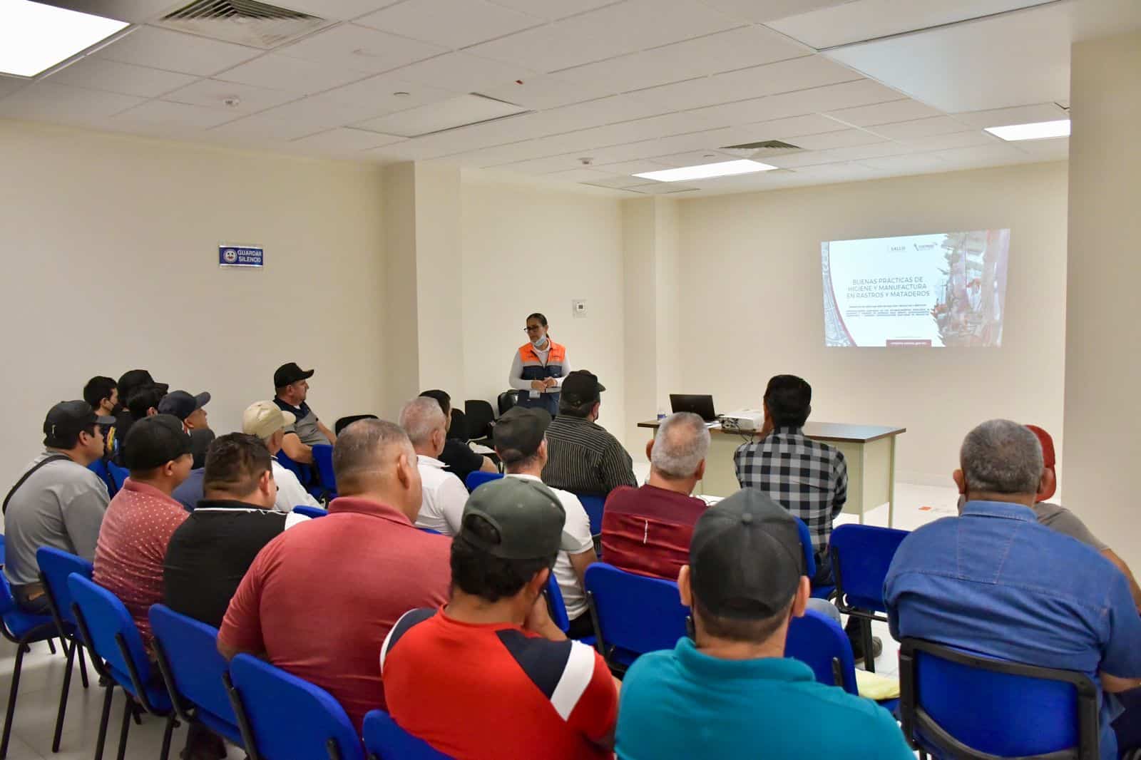 Coepriss da una capacitación a trabajadores del rastro Municipal en Salvador Alvarado