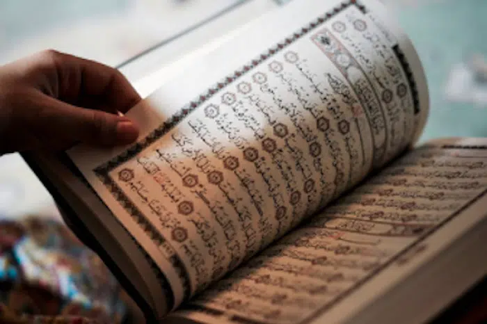 Condenan a cadena perpetua a mujer que quemó páginas del Corán