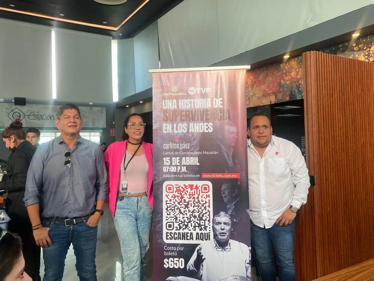 Cartel de publicidad de la conferencia “Una historia de supervivencia en los Andes” en Mazatlán