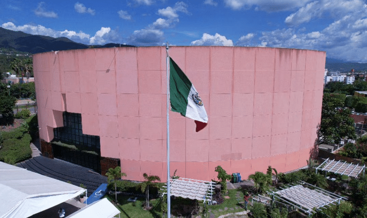 Normalistas de Ayotzinapa protestan frente al Congreso de Guerrero