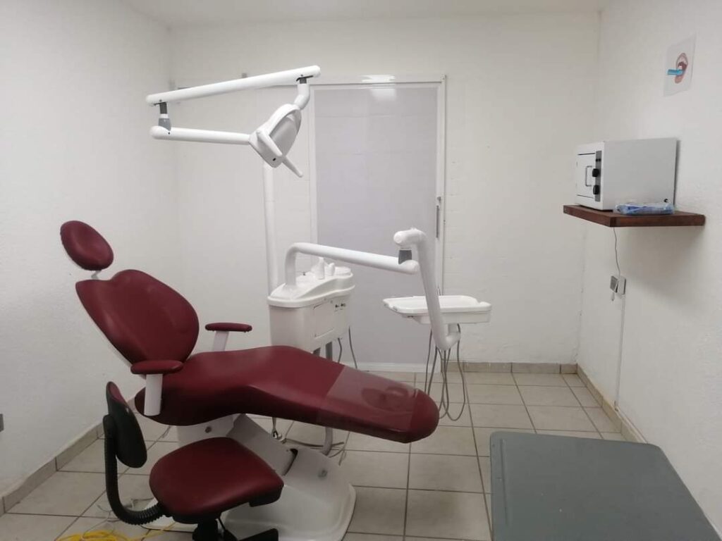 Consultorio dental en escuela secundaria de Guasave