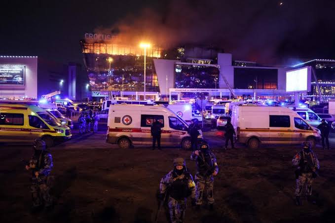 Continúan 11 personas graves tras tiroteo en sala de conciertos en Moscú