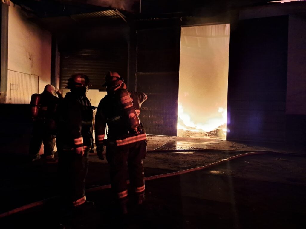 Contraluz de bomberos afuera de una bodega que se incendia en El Quemadito Culiacán 2