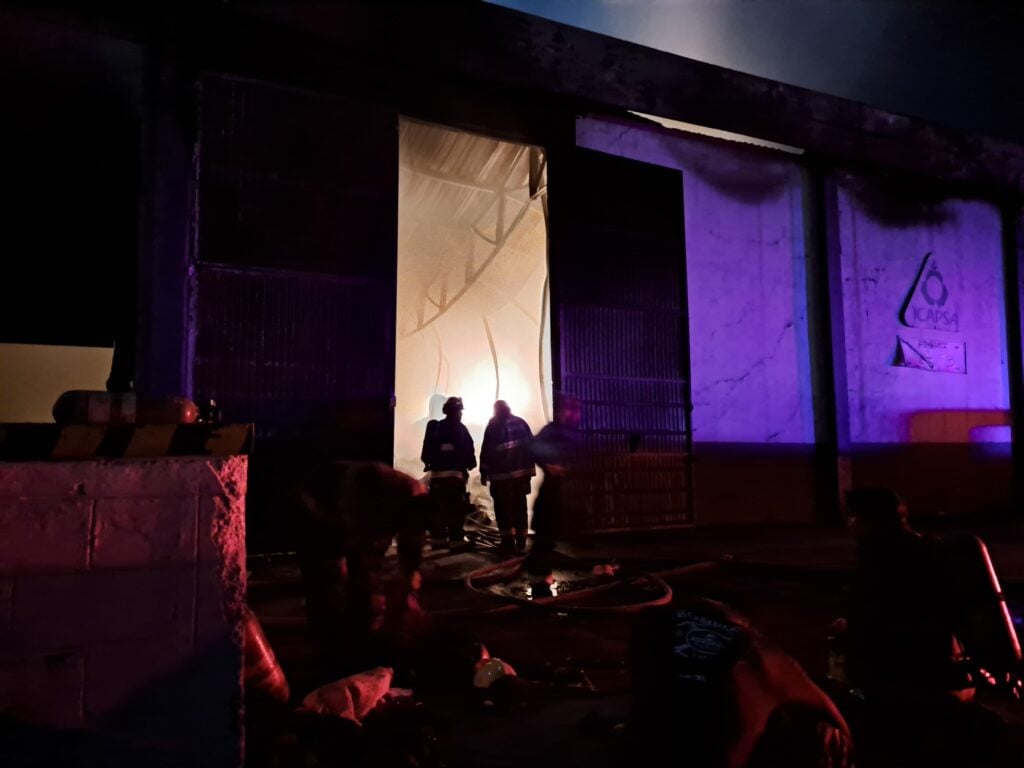 Contraluz de bomberos que trabajan afuera de una bodega que se incendia en El Quemadito Culiacán