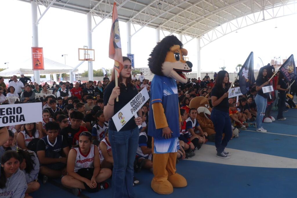 Personas en el evento del Colegio Remington en la Copa ALJUVI 2024 en Mazatlán