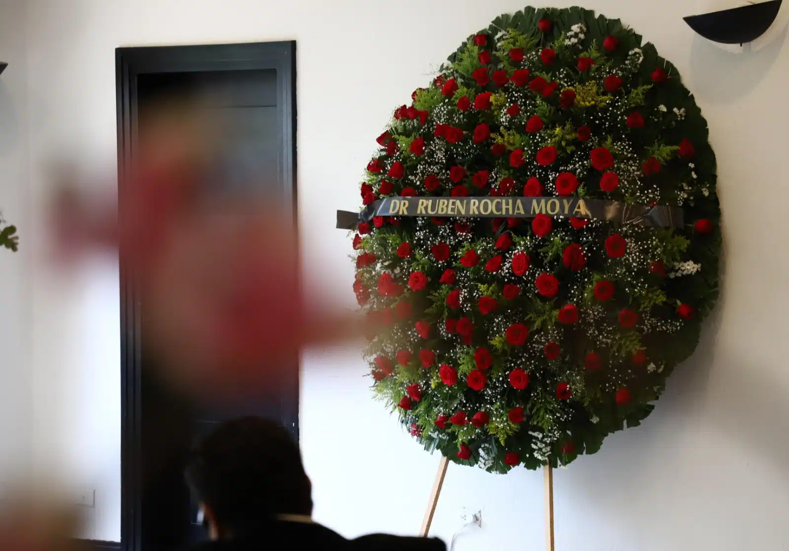 El gobernador Rubén Rocha Moya envió una gran corona de rosas rojas en el funeral de “La Gilbertona”.
