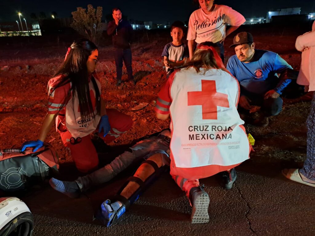 Paramédicos de la Cruz Roja atendiendo a Jesús en el lugar donde tuvo un accidente tipo choque en Culiacán