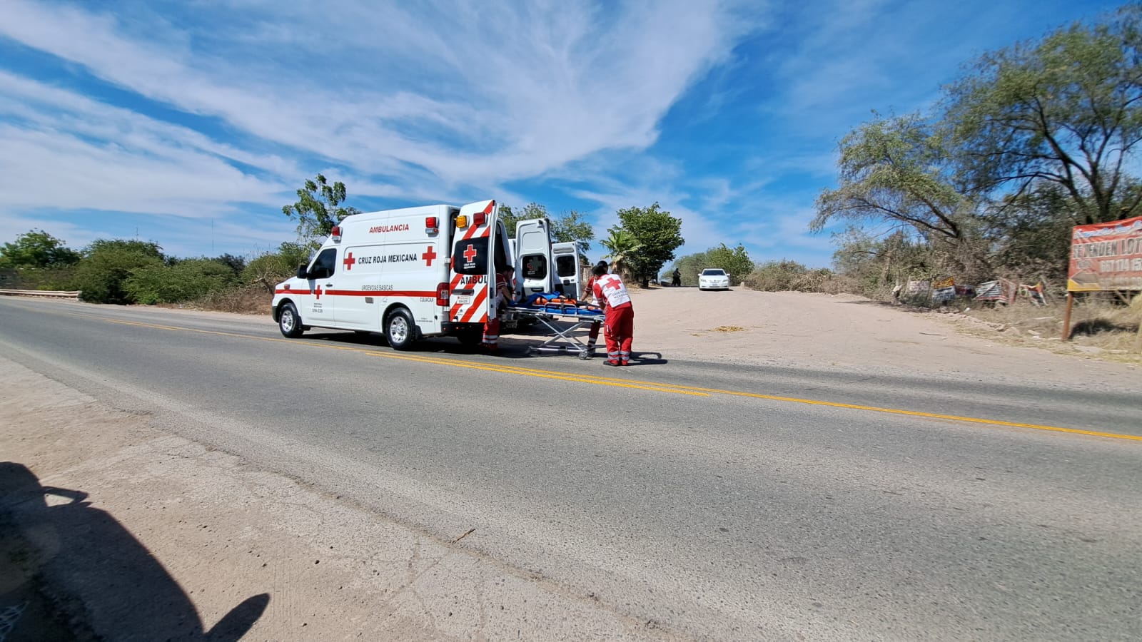 Elementos de la policía municipal, cruz roja y Bomberos Culiacán en el lugar del accidente.