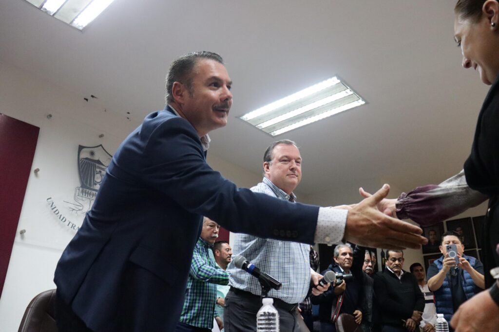 Dalving Iturríos Corrales secretario del ayuntamiento de Ahome saludando a los regidores suplentes