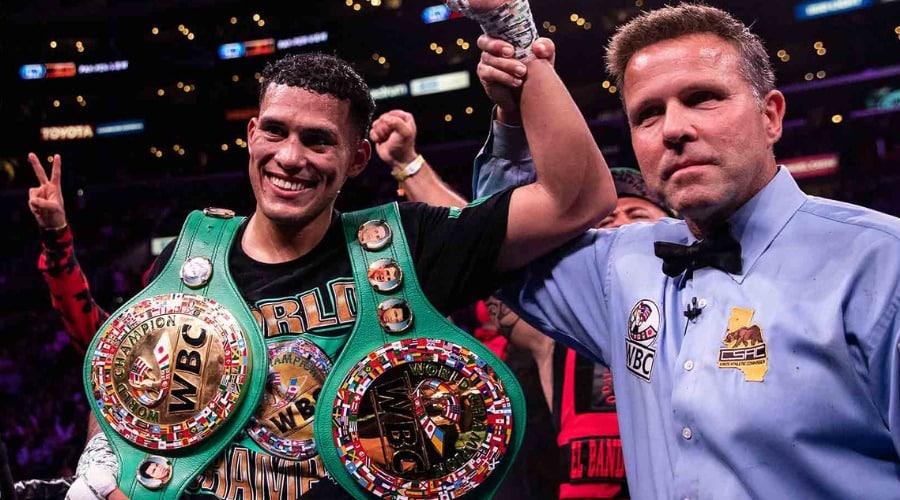 David Benavidez alzando la mano