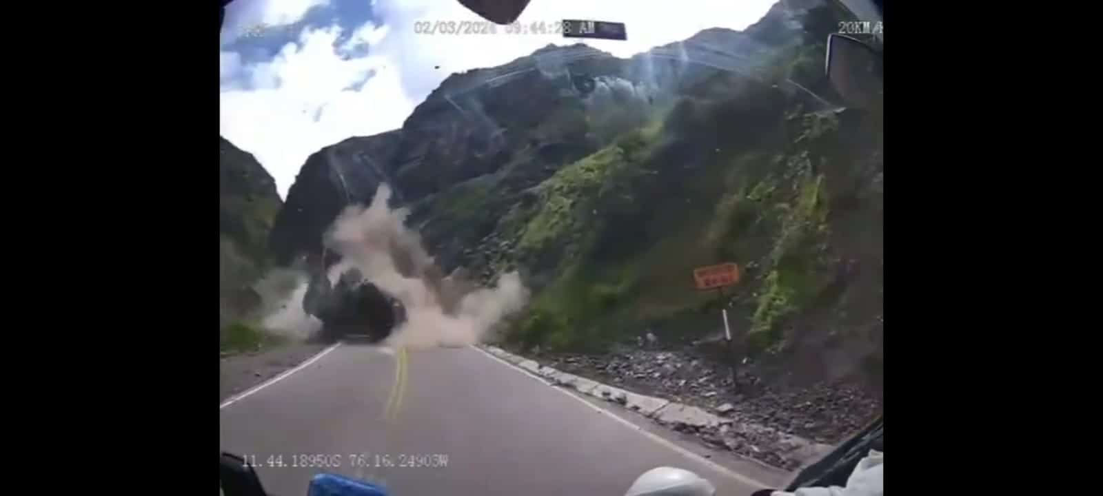 Deslave en Perú; rocas gigantes destruyen camiones