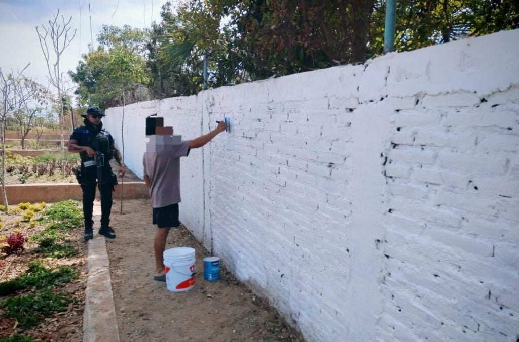 El juez cívico ordenó al infractor trasladarse al lugar acompañado por policías municipales para que reparará el daño realizado al lugar