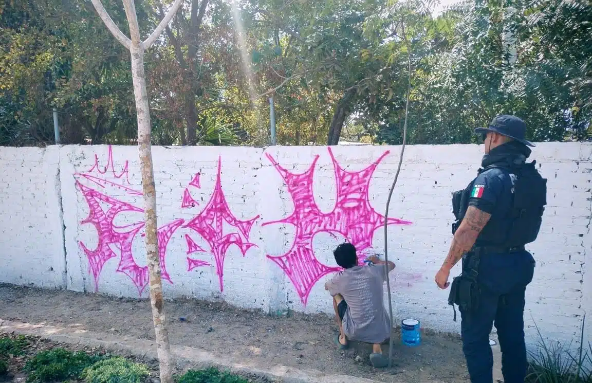 El grafitero fue detenido en el parque de skateboard de la colonia Flores Magón en Mazatlán.
