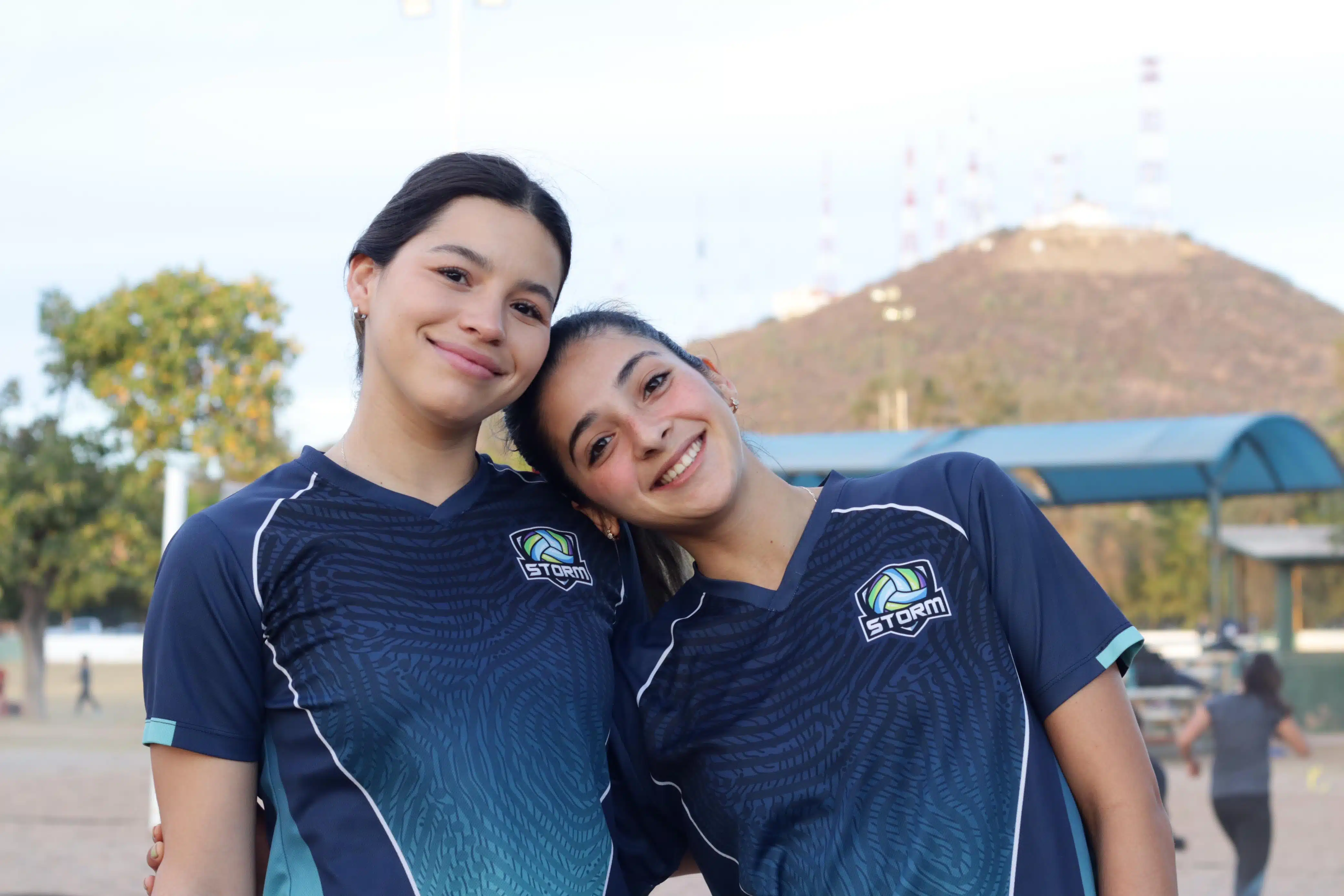 Diana Gabriel Valdez y Assul López Estrada, jugadoras de voleibol