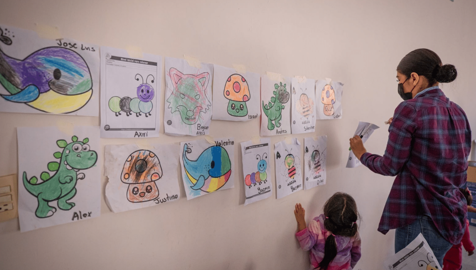 Dibujos coloreados por niños en una guardería