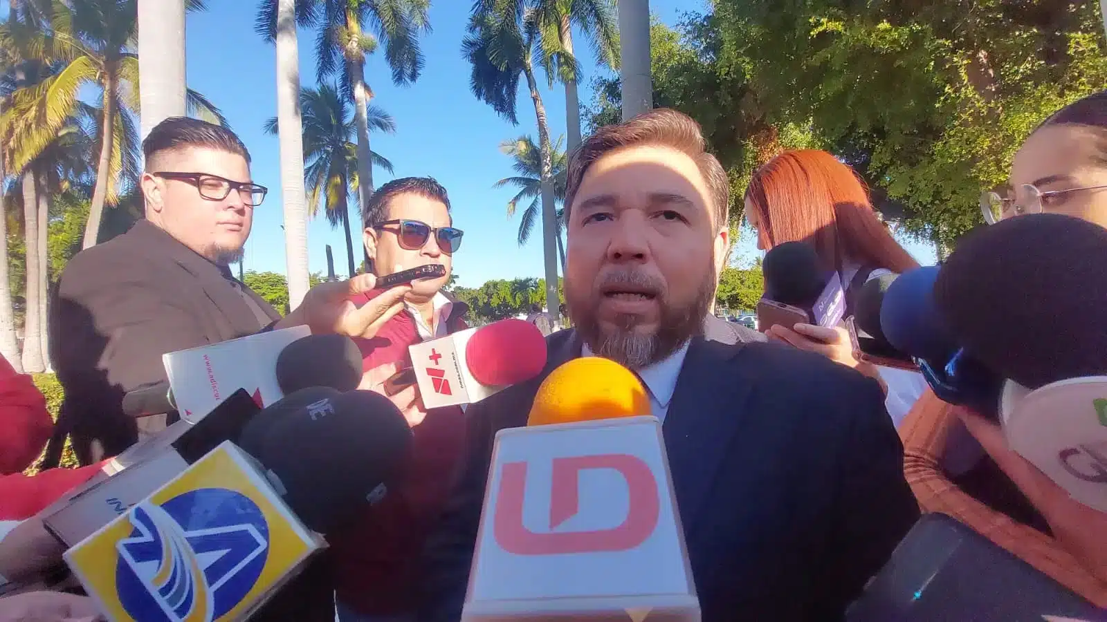 Diputado local por Morena, Marco Antonio Zazueta habla con periodistas de Culiacán