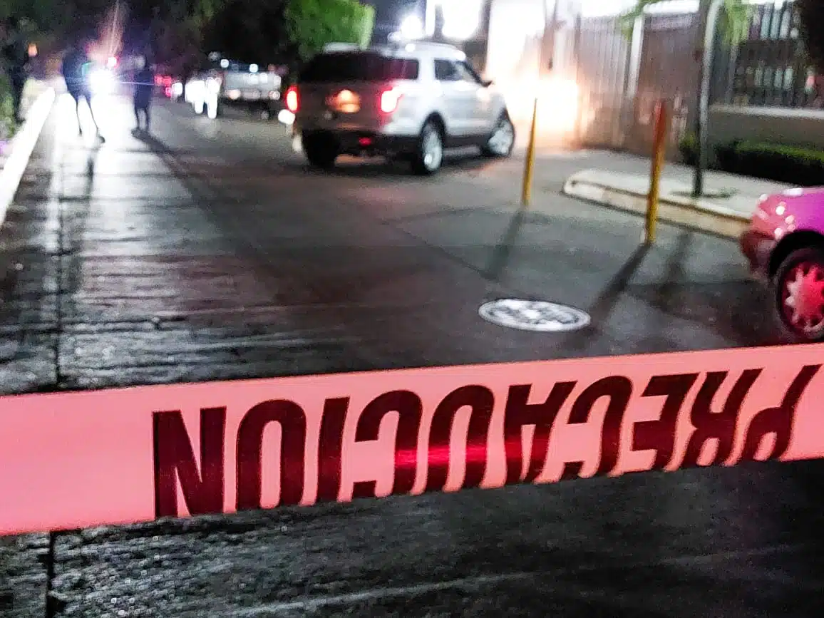 Cinta roja para delimitar homicidios en una calle de Culiacán