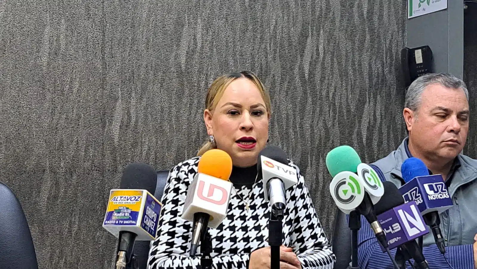 Dulce Ruiz Castro en rueda de prensa
