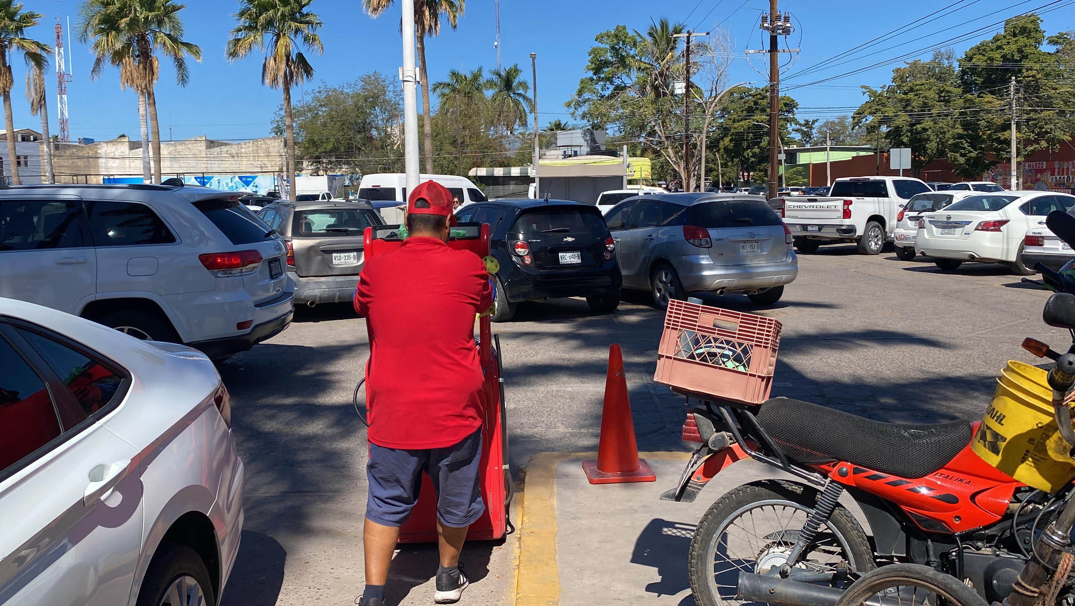 persona trabajando en estacionamiento