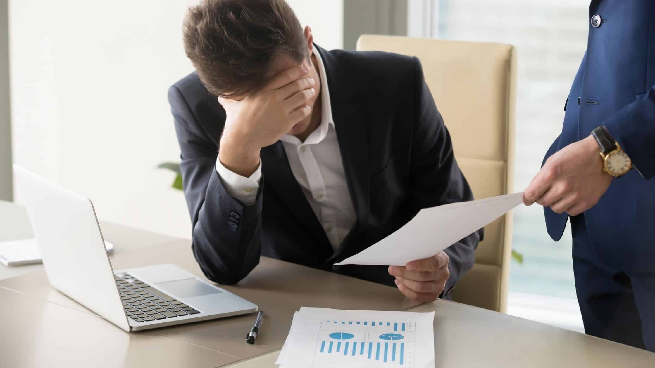 Empresario revisando finanzas