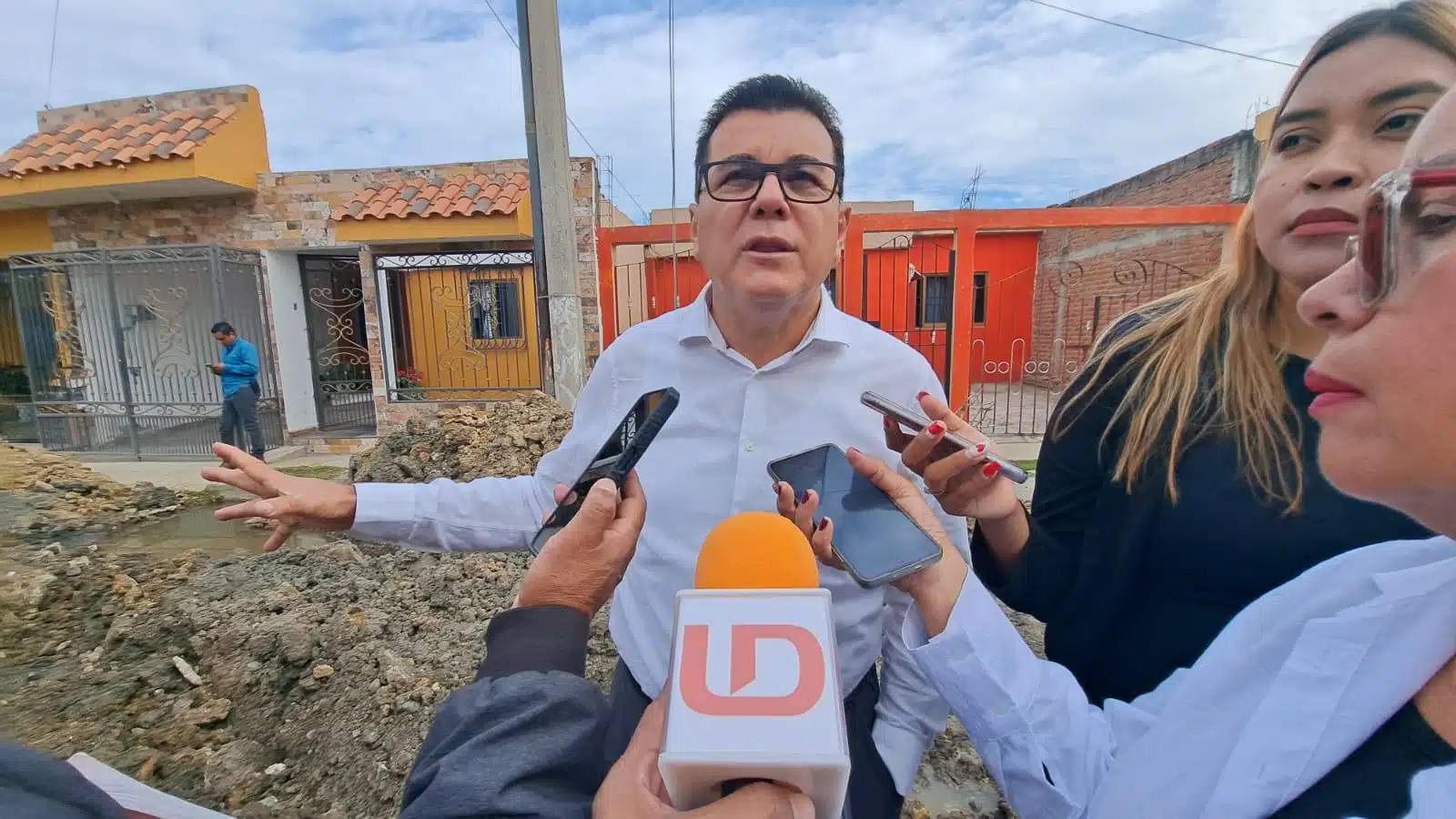 Édgar González Zataráin con medios de prensa