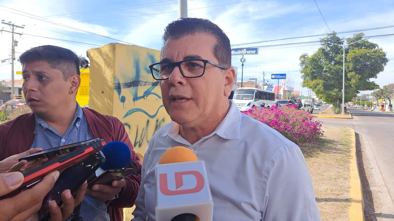 Édgar González Zatarain en entrevista con los medios de comunicación en Mazatlán