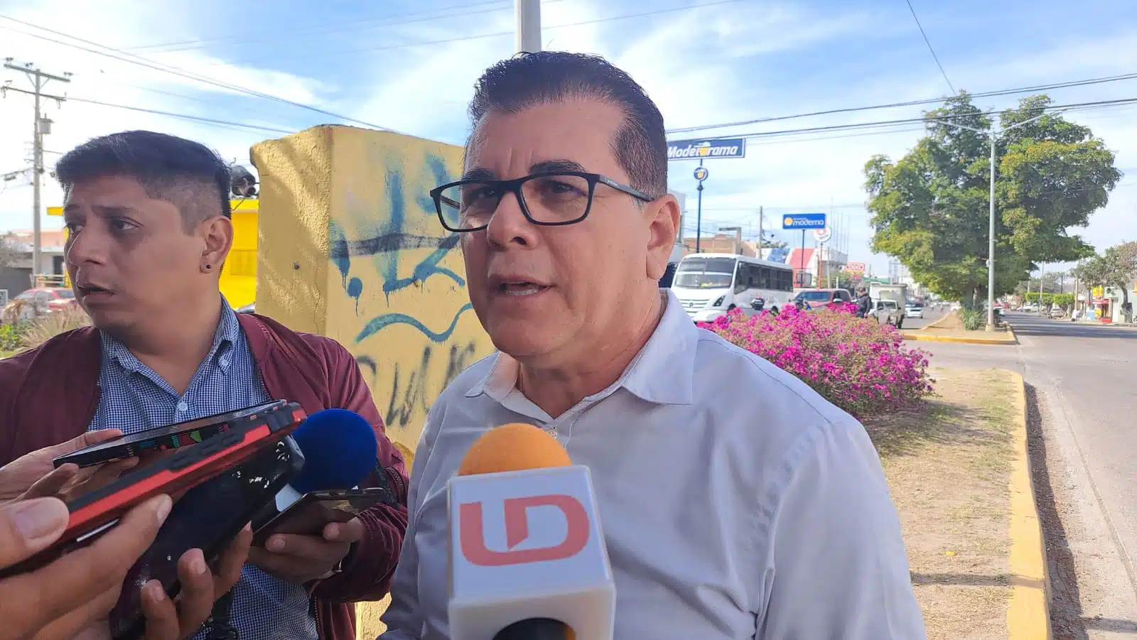 Édgar González Zatarain en entrevista con los medios de comunicación en Mazatlán