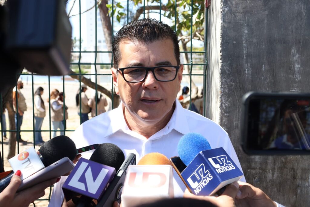 Edgar González Zatarain en entrevista con los medios de comunicación en Mazatlán