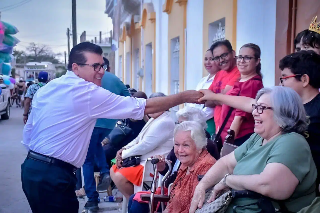 Édgar González Zataráin, presidente municipal de Mazatlán, en el Carnaval "Historias de un Ayer" de Villa Unión