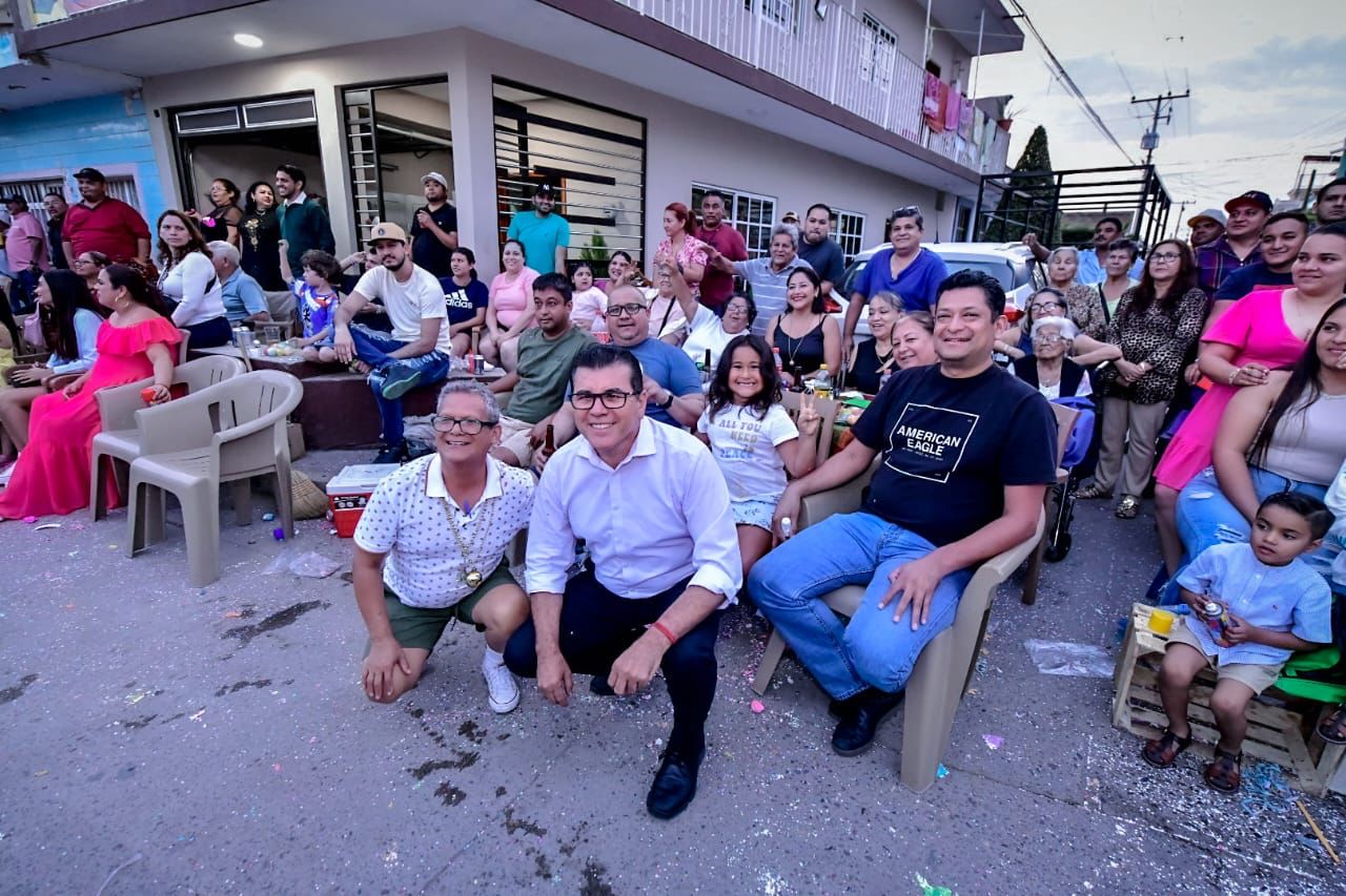 Édgar González Zataráin, presidente municipal de Mazatlán, en el Carnaval "Historias de un Ayer" de Villa Unión