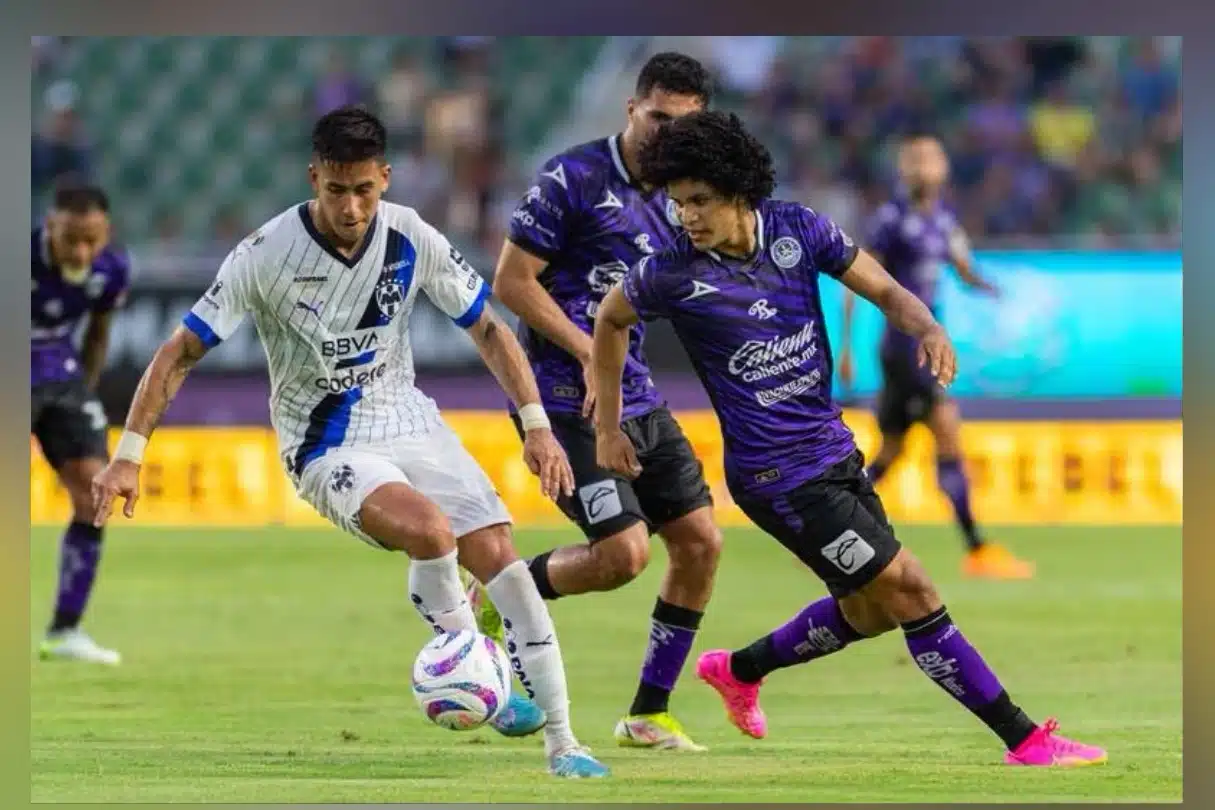 Eduard Bello en acción con el Mazatlán FC ante Rayados