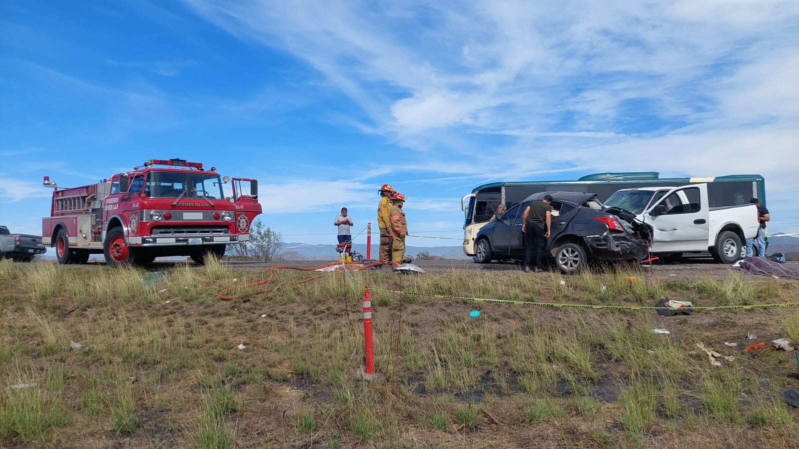 Elementos de la policía estatal y Bomberos de culiacan en el lugar del accidente