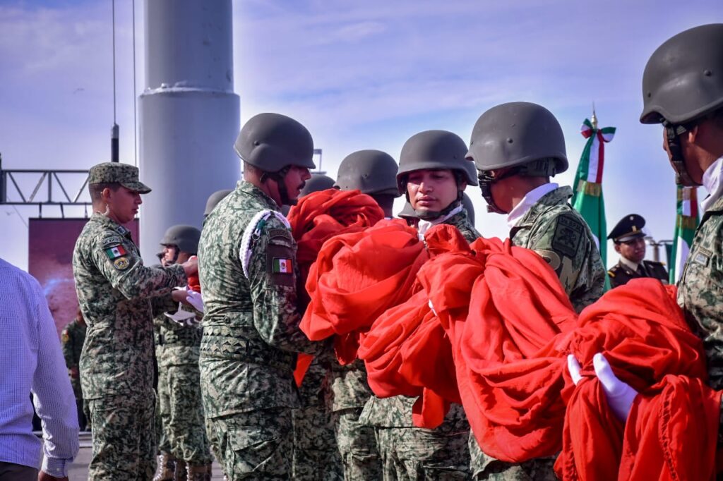 Elementos del Ejército Mexicano en el Día de la Bandera de México en Mazatlán