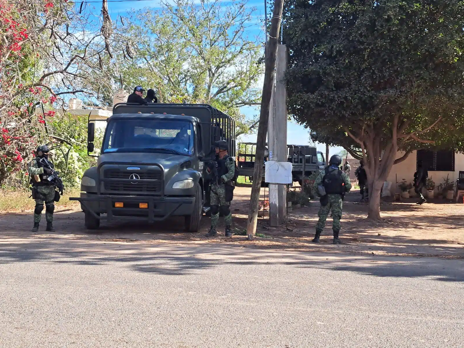 Unidad del Ejército y elementos desplegados en una calle de una comunidad de Guasave