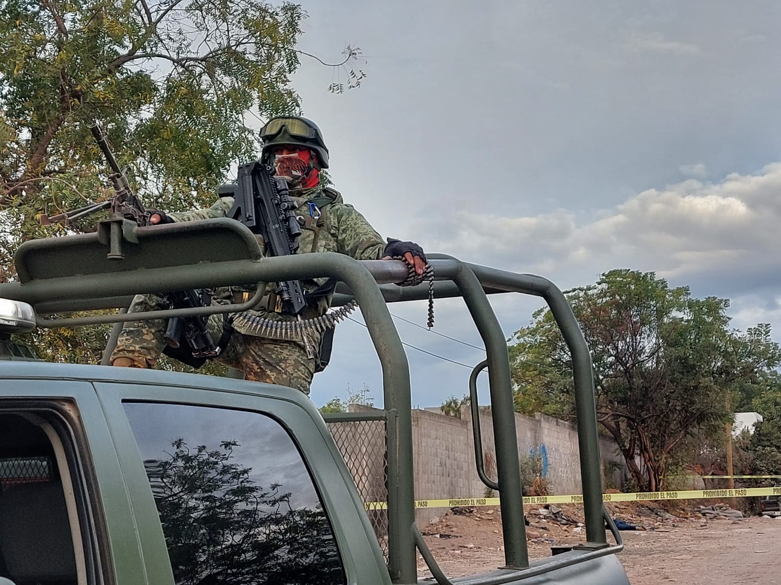 Elemento militar en la parte de atrás de una patrulla oficial de la corporación