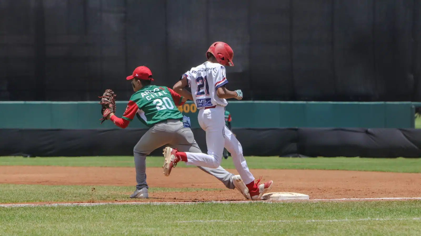 El cañonero mochitense, Oliver Cital, asiste en un out en la primera base, en el histórico juego de México ante Panamá