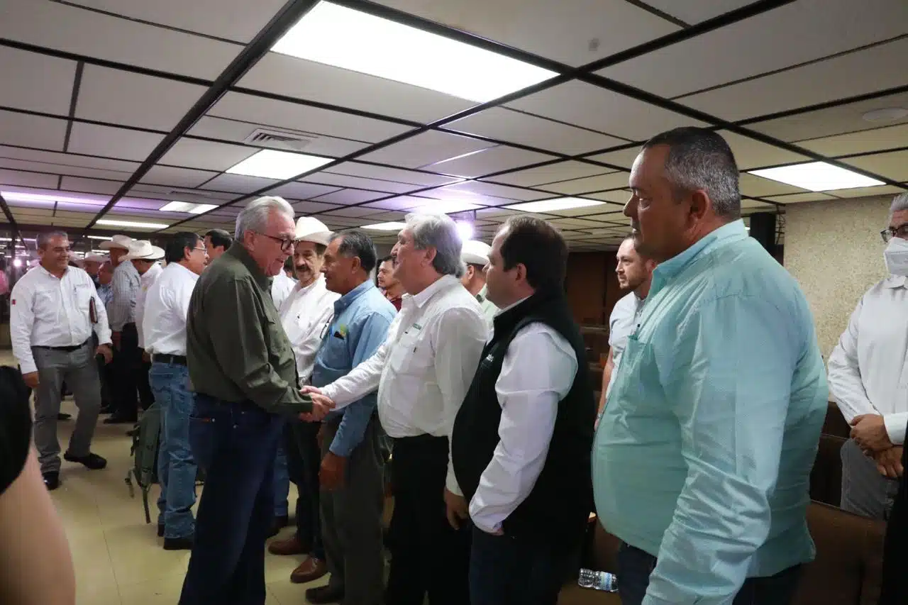 Gobernador de Sinaloa saludando a productores agrícolas en Palacio de Gobierno