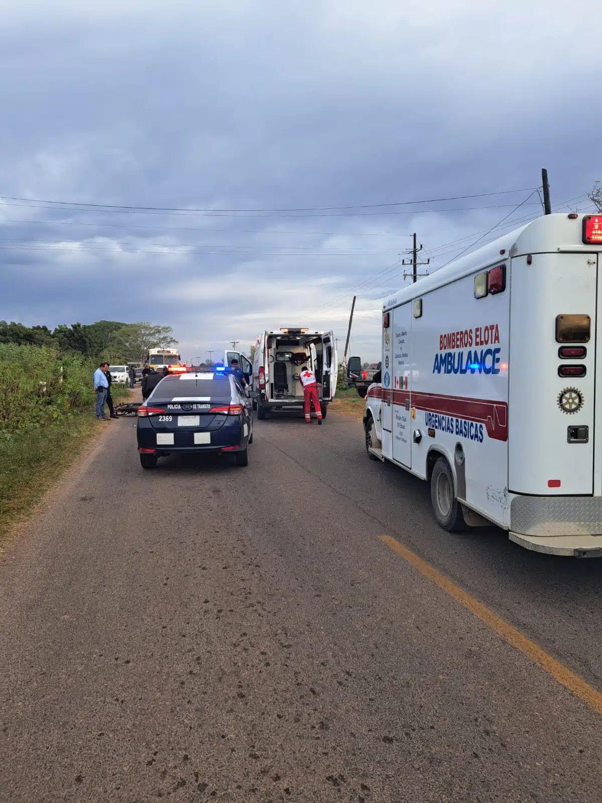 Elementos de transito y Ambulancia de Bomberos de Mazatlán.