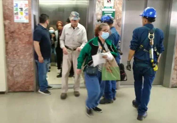 6 personas atrapadas en elevador IMSS de Monterrey