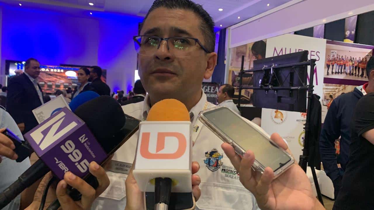 Eloy Ruiz Gastélum en entrevista con los medios de comunicación en Mazatlán