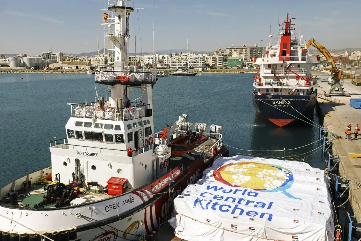 Barco de la ONG Open Arms carga alimentos y suministros para palestinos en Gaza