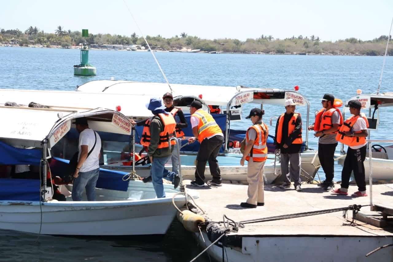 Embarcadero Isla de la Piedra con largas filas de turistas.