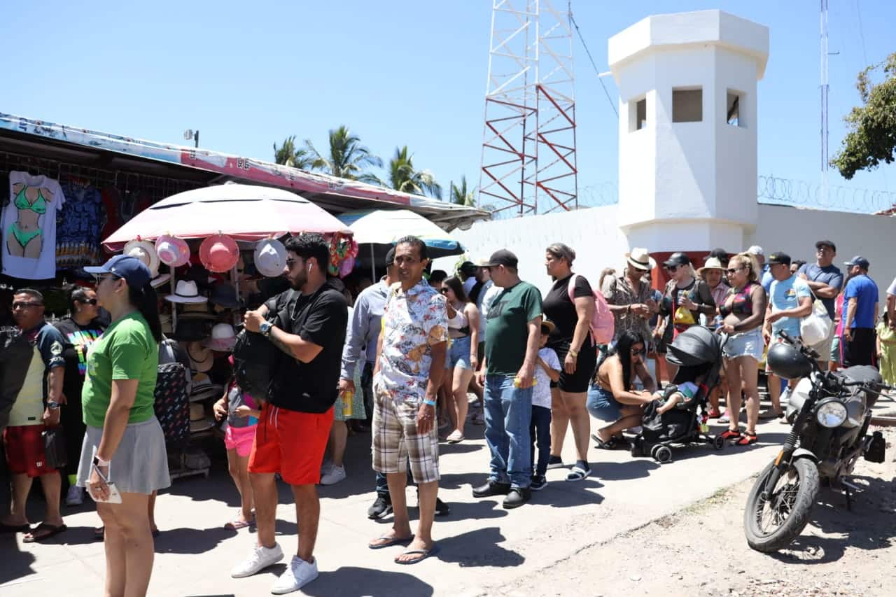 Embarcadero Isla de la Piedra con largas filas de turistas