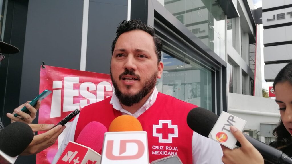 Administrador de Cruz Roja en Culiacán, Erick Montoya González, con micrófonos 