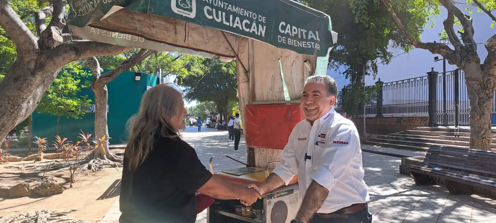 Enrique Inzunza saludando a una persona en Culiacán