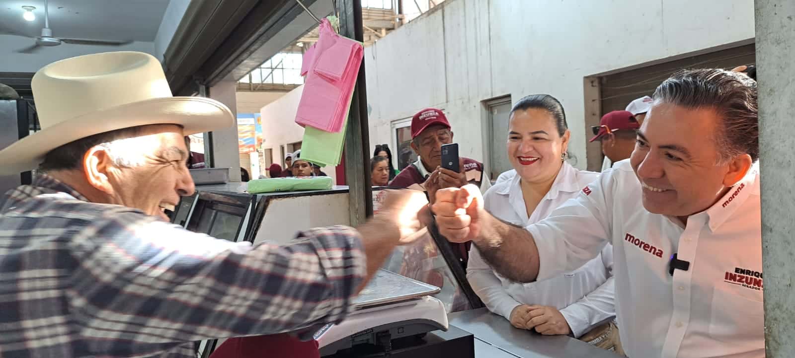 Enrique Inzunza saludando a un locatario del mercado de Navolato