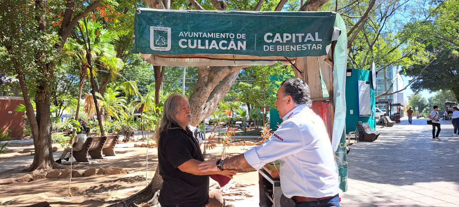 Enrique Inzunza saludando a una persona en Culiacán