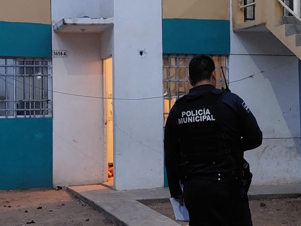 Policía al exterior de una vivienda donde se registró un homicidio