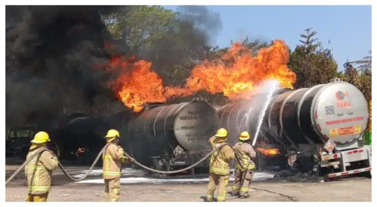 Espectacular explosión de dos pipas cargadas de combustible en Chiapas